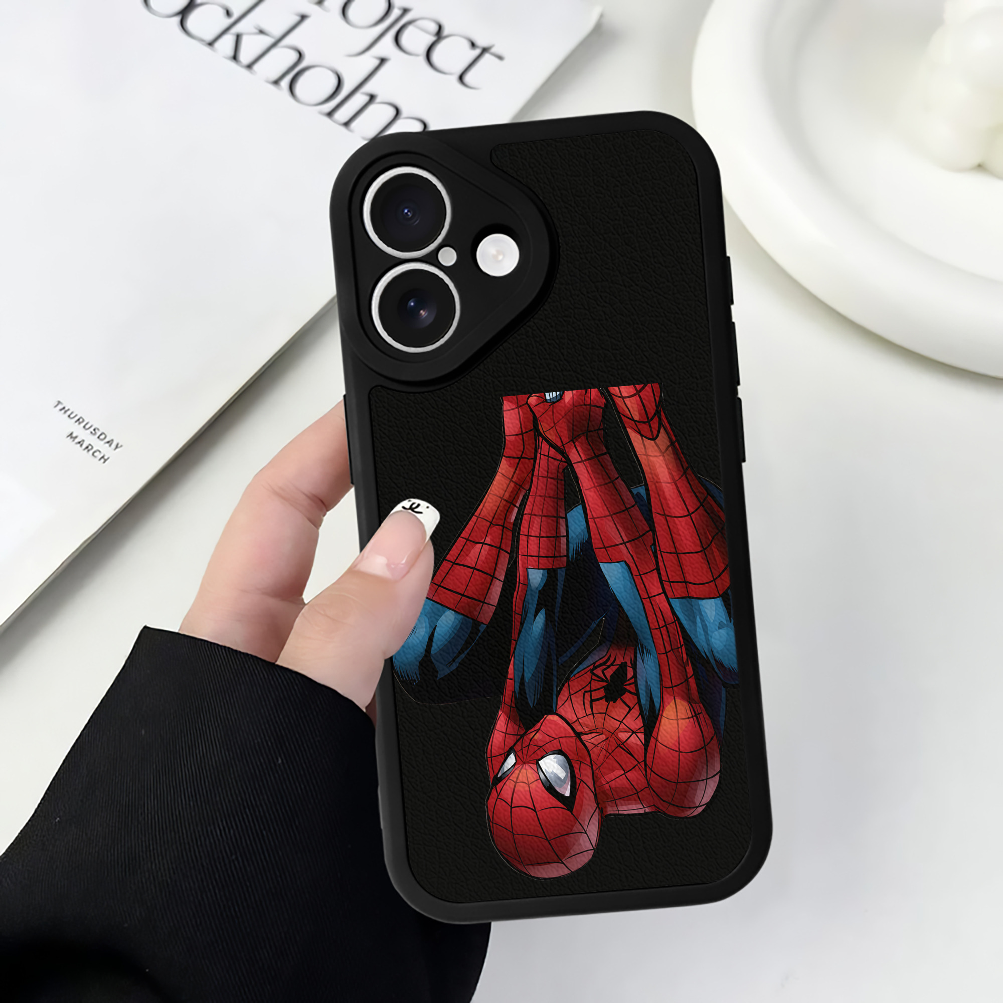 Spider Man スパイダーマン 【iPhone 16シリーズ対応】シリコンスマホケース（レザー調） 材質：シリコン